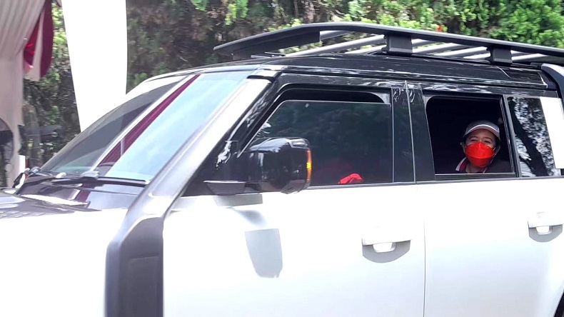 Pakai Masker Merah, Puan Datangi Kediaman Prabowo di Hambalang