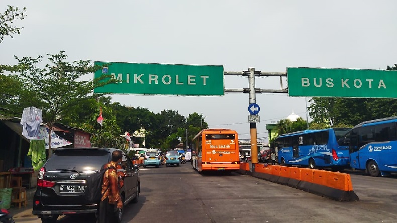 Harga BBM Naik, Sopir Mikrolet di Terminal Senen Bingung Tak Berani Naikkan Tarif