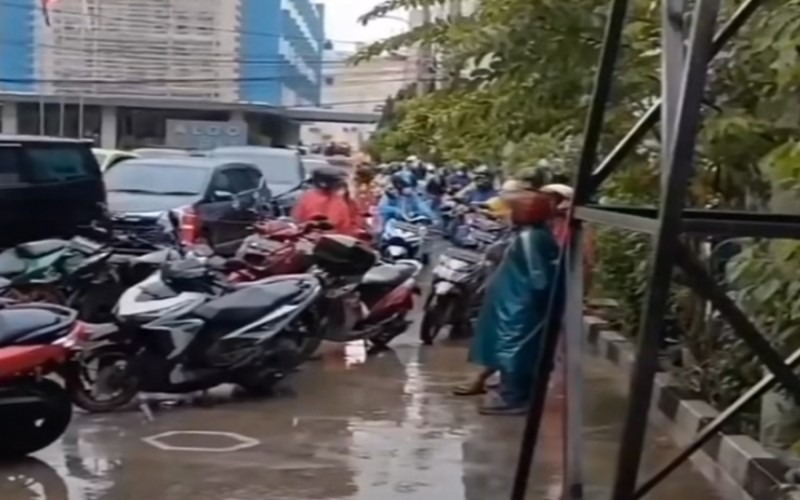 Antrean Masih Terjadi di SPBU Palembang, Pemotor Bertahan saat Hujan  