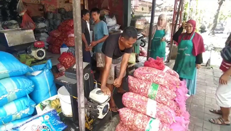 Butuh 10 Liter Pertalite, Jasa Giling Bumbu di Denpasar Rasakan Dampak Harga BBM Naik