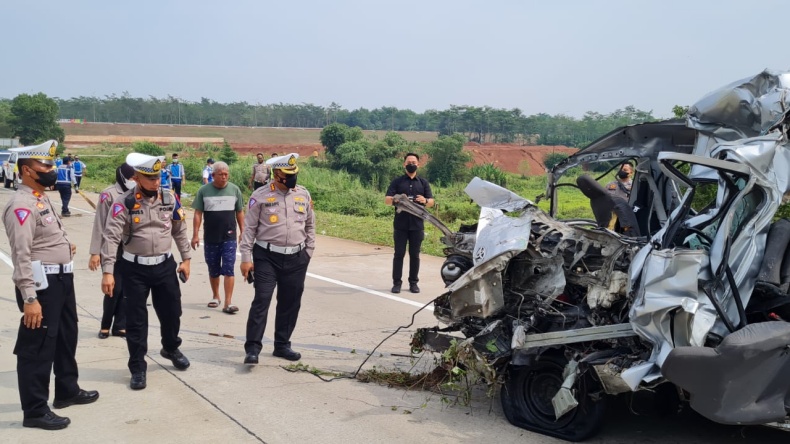 Kecelakaan Maut Tol Batang, Toyota Hiace Masuk Parit Usai Hantam Belakang Truk