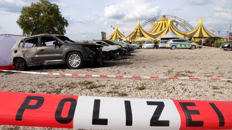 Pesawat Kecil Jatuh di Parkiran dekat Sirkus, 2 Orang Tewas dan 8 Kendaraan Terbakar