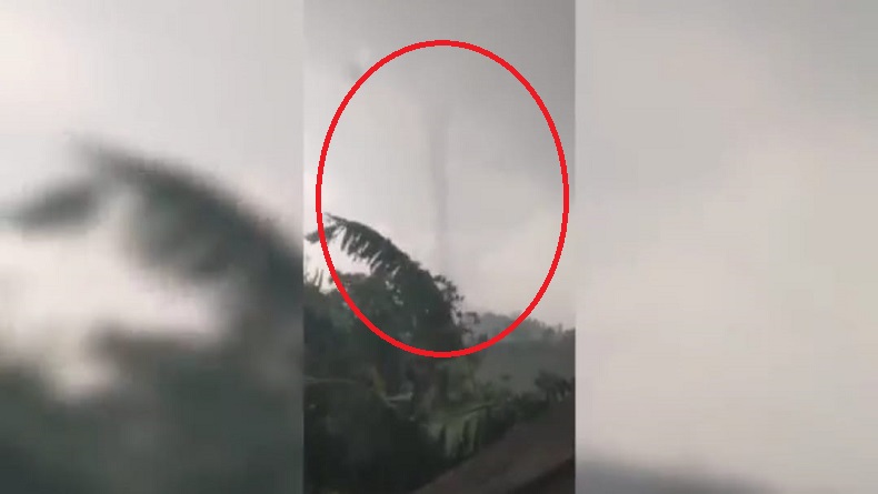 Detik-Detik Ratusan Rumah di Cimenyan Bandung Rusak akibat Angin Puting Beliung