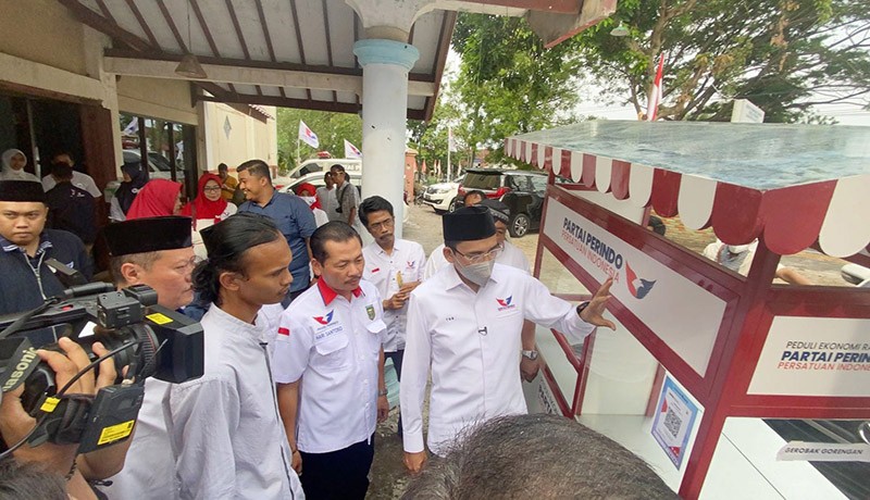 TGB Serahkan Beras dan Gerobak di Trenggalek, Pedagang Doakan Perindo Sukses