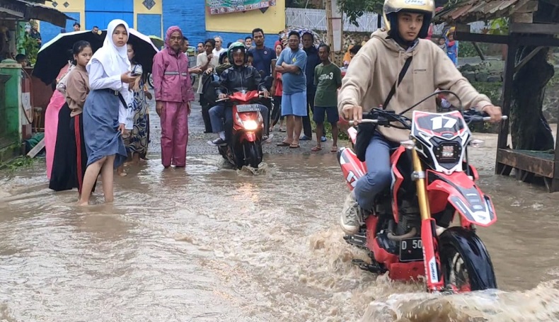 Banjir Rendam Ratusan Rumah dan Sawah di Cibeber Cianjur, 50 Warga Gatal-gatal