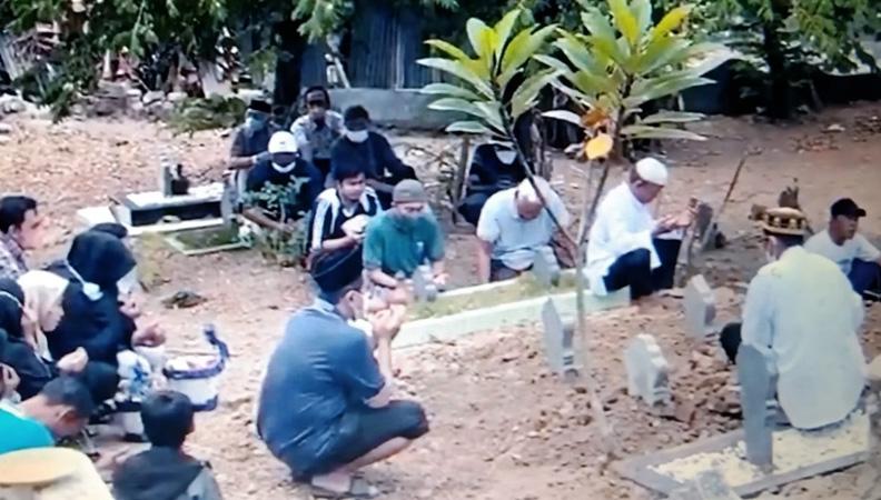 Isak Tangis Keluarga Iringi Pemakaman Korban Tewas Kecelakaan Tol Batang-Semarang