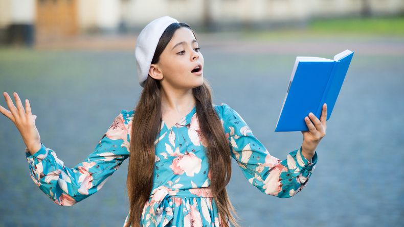 10 Puisi Bahasa Inggris Berbagai Tema, Lengkap dengan Artinya