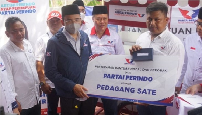 TGB Serahkan Gerobak Perindo kepada Pedagang Pantai Popoh: Harus Makin Semangat Kerja