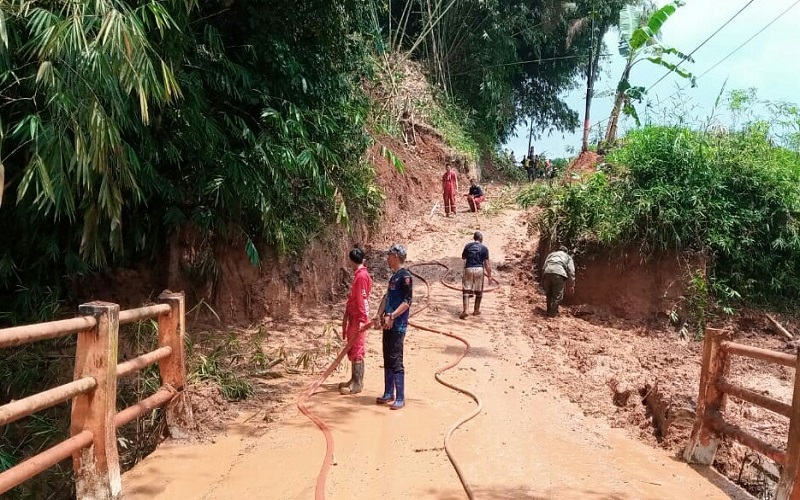 Jalan Cipeundeuy-Cikalongwetan KBB Kini Bisa Dilalui setelah 3 Hari Tertimbun Longsor