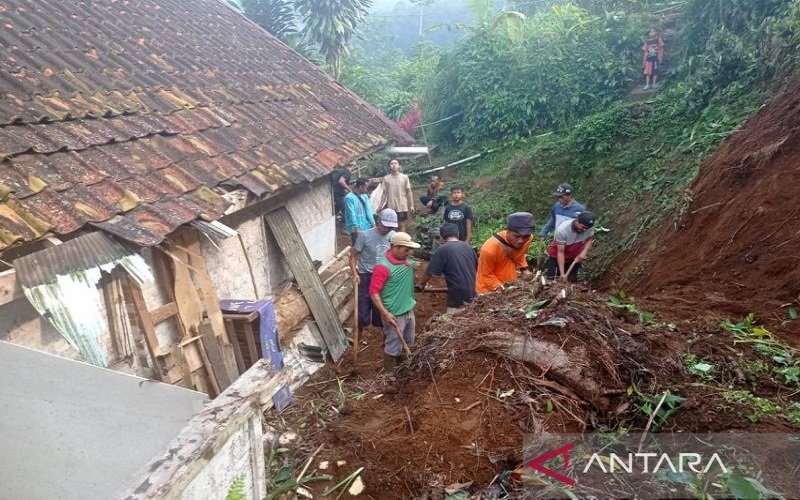 Belasan Rumah di Cibokor Cianjur Rusak Diterjang Longsor dan Pergerakan Tanah