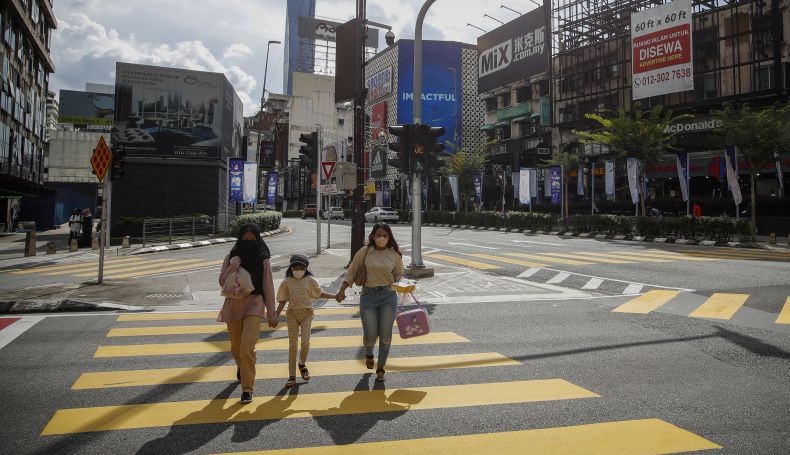 Menuju Fase  Endemik, Malaysia Akhirnya Cabut Aturan Wajib Masker di Dalam Ruangan