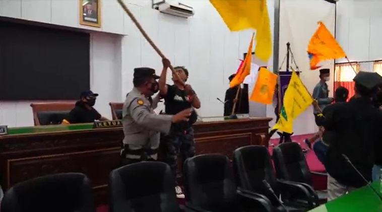 Tolak Kenaikan BBM, Ratusan Mahasiswa PMII Duduki Gedung DPRD Lumajang 