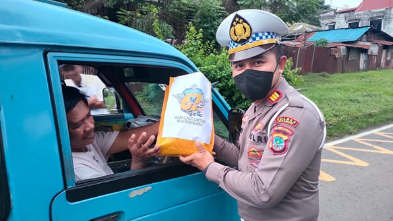 Sopir Angkutan Umum Dapat Bantuan Sembako dari Satlantas Polres Bitung
