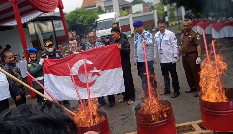 Kejari Garut Musnahkan Barang Bukti, Atribut NII hingga Senpi Rakitan Dibakar