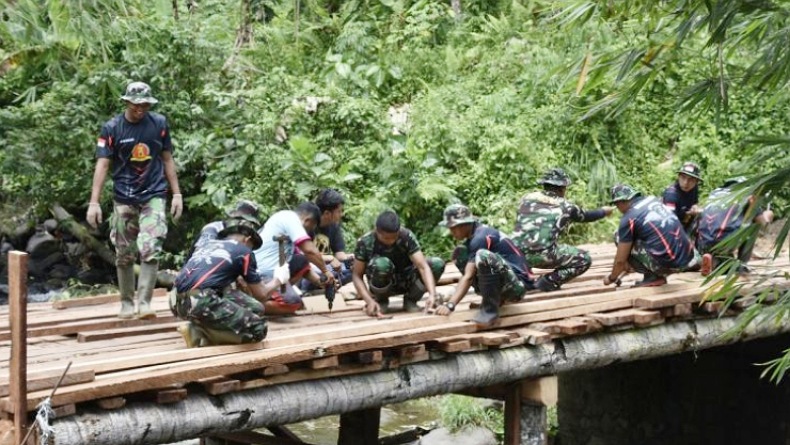 Bangun Jembatan Darurat Penghubung Desa di Minahasa, Prajurit TNI Bantu Masyarakat