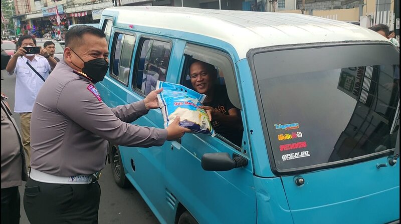 Kena Imbas Kenaikan Harga BBM, Polda Sulut Bagikan 500 Paket Sembako untuk Supir Angkot