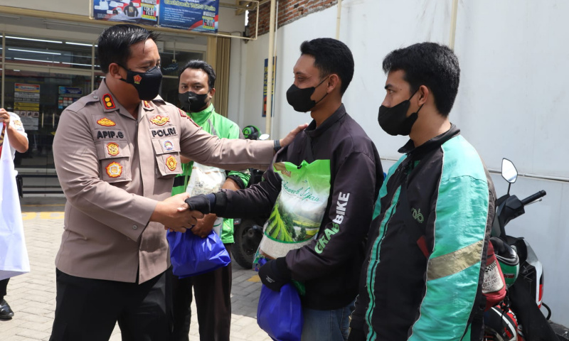 Polres Mojokerto Bagikan Sembako untuk Tukang Ojek dan Warga Terdampak Kenaikan BBM