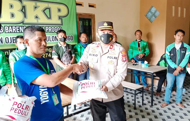Dampak Kenaikan Harga BBM, Polres Kulonprogo Bagikan Sembako bagi Driver Ojol