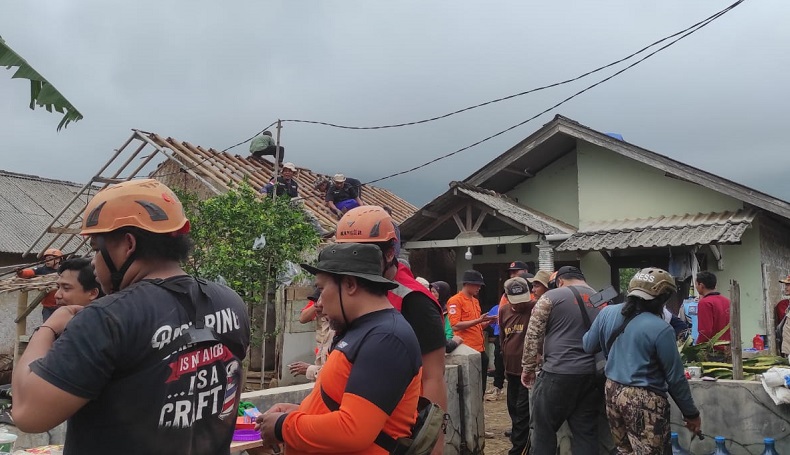 Puting Beliung Sapu 2 Kampung di Gegerbitung Sukabumi, Puluhan Rumah Rusak