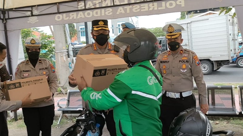 Ratusan Ojol di Sidoarjo Dapat Paket Sembako Dadakan dari Polisi