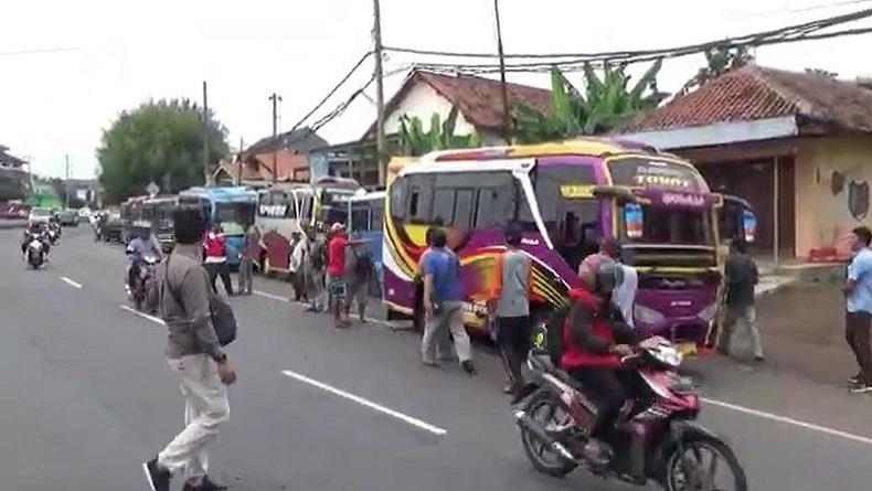 Sopir Angkot di Batang Mogok Massal, Ratusan Penumpang Terlantar