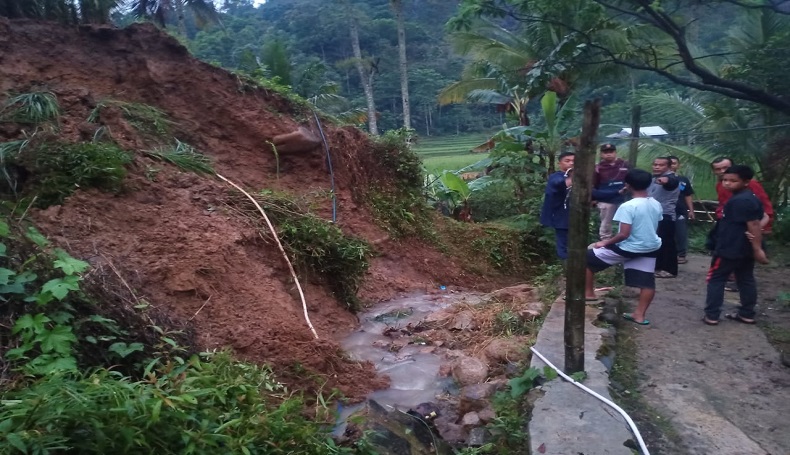 Tebing Dekat Permukiman di Cisompet Garut Longsor, 7 Kepala Keluarga Terancam