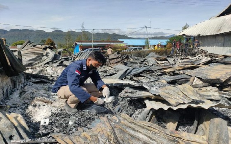 Tim Labfor Polda Papua Gelar Olah TKP Kebakaran 3 Rumah Dinas ASN di Pegunungan Bintang