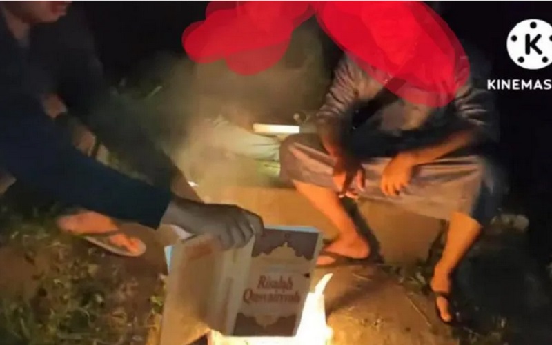Viral 3 Pria di Lombok Tengah Pamer Bakar Buku Tafsir Alquran