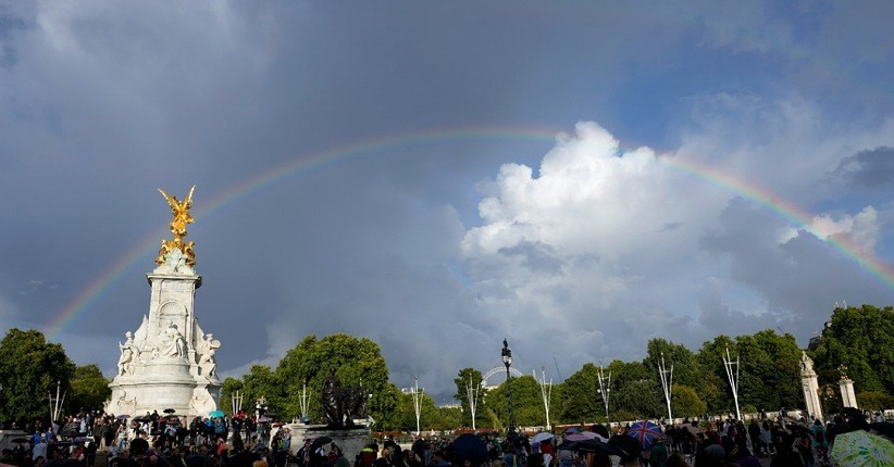 Muncul Pelangi di Atas Istana Buckingham saat Hari Kematian Ratu Elizabeth II, Ini Arti Menurut Mitologi 