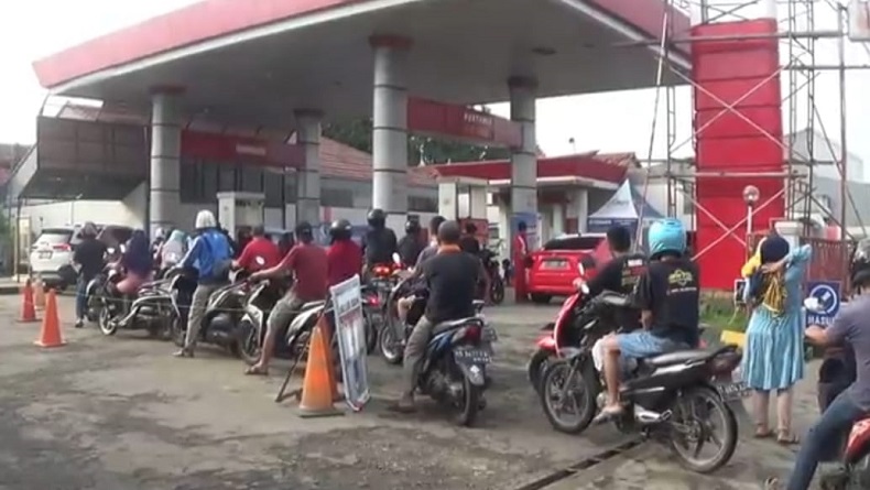 Barcode MyPertamina Eror, Warga Purwakarta Terjebak Antrean Panjang saat Isi BBM di SPBU