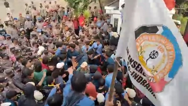 Desak Kenaikan Harga BBM Dibatalkan, Mahasiswa Dobrak Gerbang DPRD Indramayu