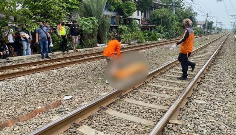Mengenaskan, Pria Tewas Tertabrak Kereta di Perlintasan Rel Kebon Jeruk