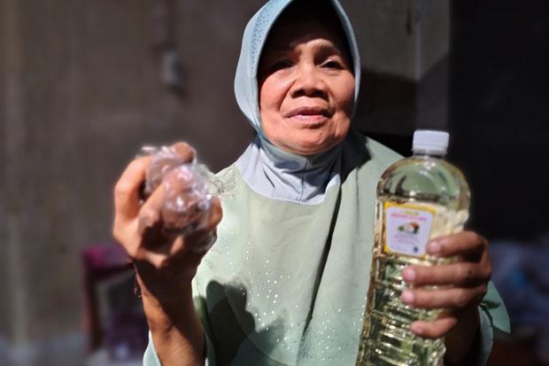 Keren, Sulastri Berhasil Kuliahkan 4 Anaknya dari Produksi Minyak Klentik dan Kethak