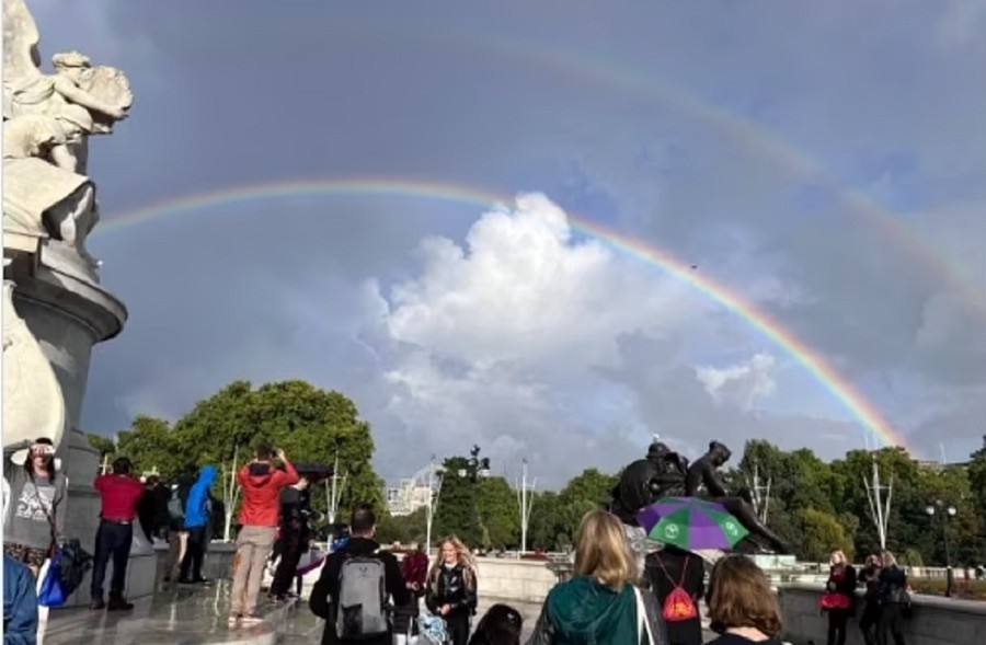 Dua Pelangi Muncul di Atas Istana Buckingham Tak Lama setelah Ratu Elizabeth II Mangkat