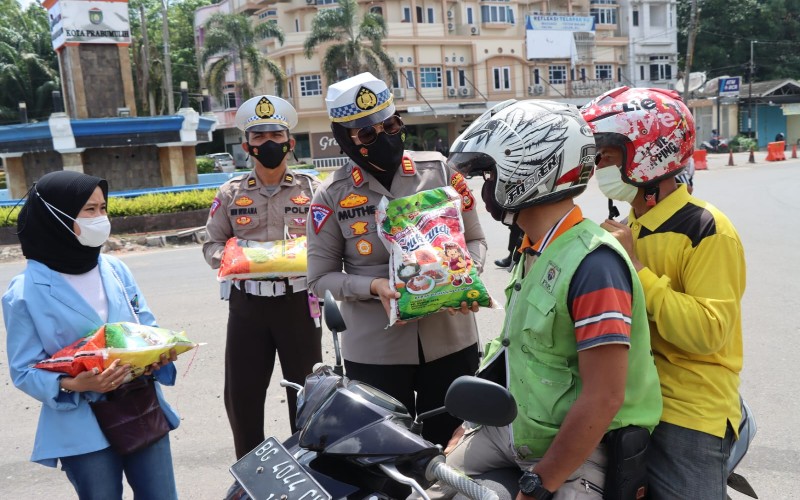 Polres Prabumulih Bagikan 250 Karus Beras ke Sopir dan Pengemudi Ojek