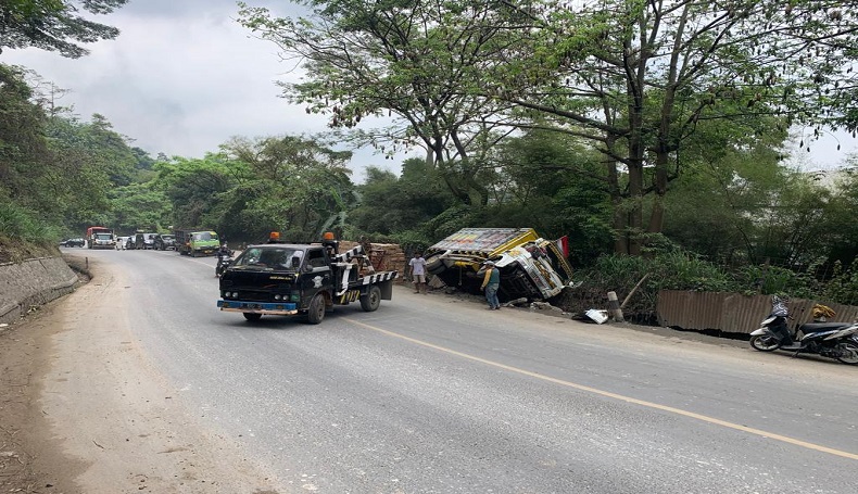 Hindari Tabrakan, Truk Pengangkut Migor Subsidi Terguling di Cipatat KBB