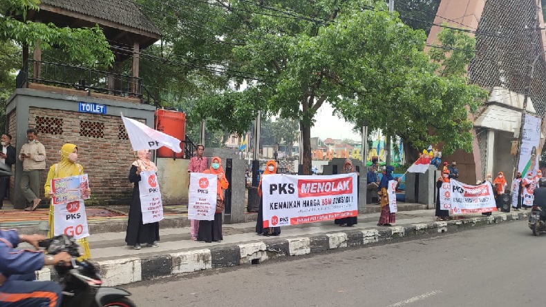 Kader PKS Kota Bandung Gelar Flash Mob Tolak Kenaikan Harga BBM