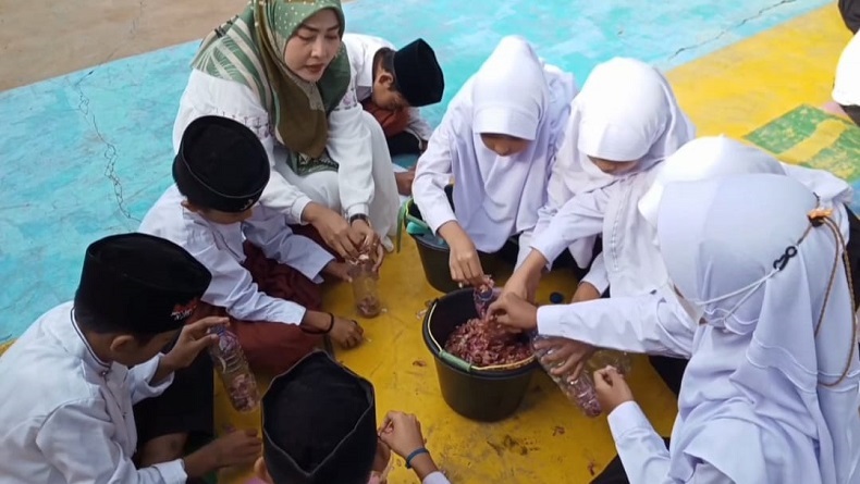 Pelajar SDN di Purwakarta Ciptakan Pestisida Alami dari Limbah Kulit Bawang