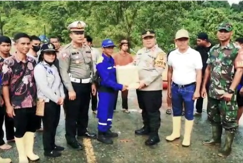 Dampak Kenaikan BBM, Polres Kutai Barat Salurkan Bantuan Sembako ke Warga Kurang Mampu