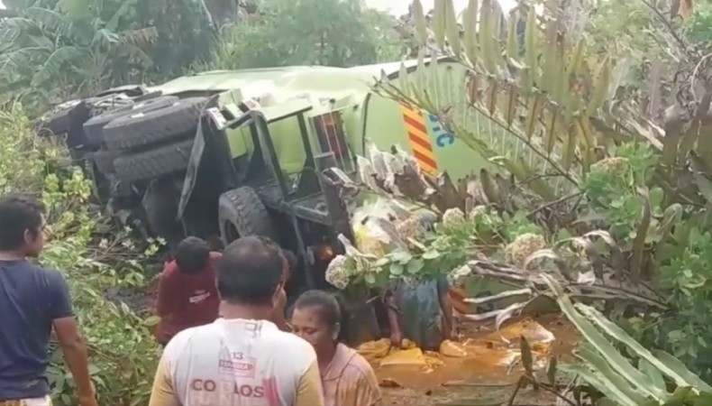 Truk Angkut CPO Terguling di Belawan, Warga Rebutan Tampung Minyak Tumpah