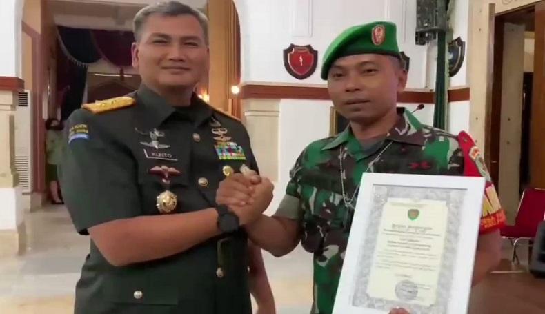 Pangdam III Siliwangi Beri Penghargaan Babinsa Pakaikan Celana ke ODGJ di Pangandaran