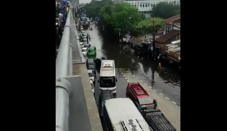 Banjir Rendam Beberapa Ruas Jalan di Kota Bandung, Lalu Lintas Sempat Lumpuh