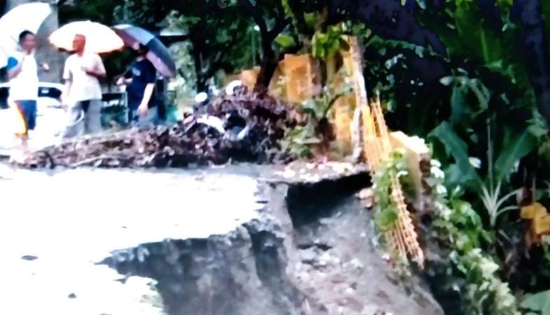 Jalan Aspal 20 Meter Amblas, Rumah Warga Perumahan di Purwokerto Terancam Longsor