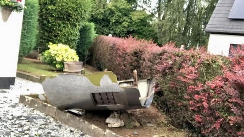 Ngeri, Kap Mesin Pesawat Boeing 747 Jatuh Timpa Rumah Warga