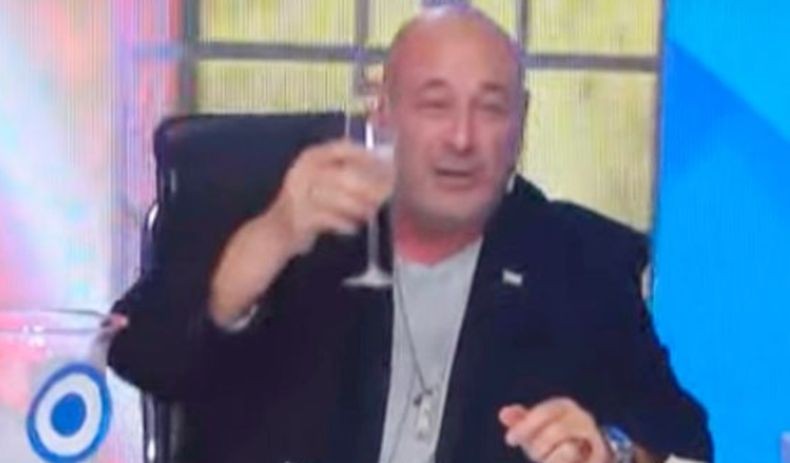 Pembawa Acara TV Ini Dihujat karena Bersulang untuk Wafatnya Ratu Elizabeth saat Live