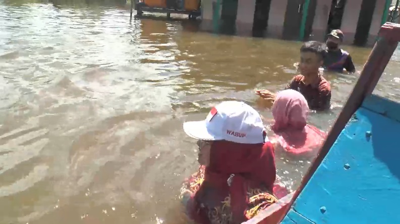 Banjir Rendam 125 Rumah, Wabup Kotawaringin Timur Rela Berenang Salurkan Bantuan ke Warga 