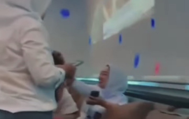 Viral Usai Berkaraoke Pakai Seragam SMA, Lurah Jatirangga Bekasi Minta Maaf