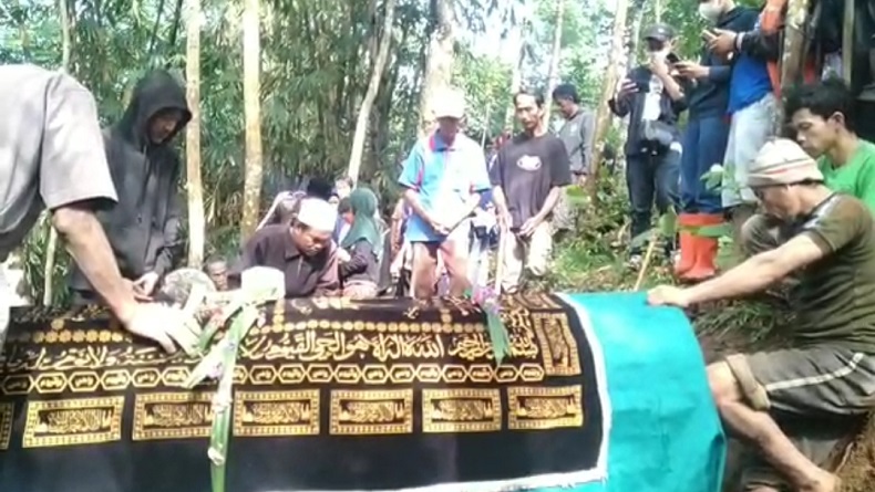 Haru, Pemakaman Kakak Beradik Korban Longsor Cihaurbeuti Ciamis Diwarnai Isak Tangis