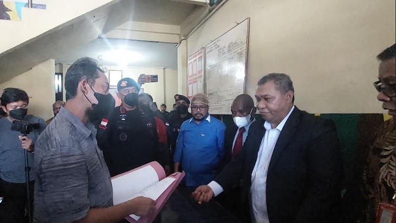 Gubernur Papua Lukas Enembe Dipanggil KPK, Massa Pendukung Geruduk Mako Brimob