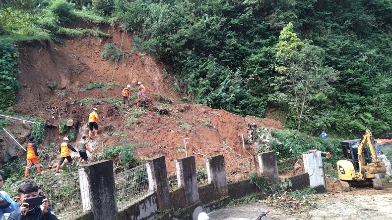 Longsor Tutup Akses Jalan Penghubung 6 Dusun di Cihaurbeuti Ciamis